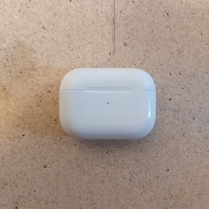 Apple Airpods Pro with MagSafe wireless charging case white Pre Owned No ear Bud
